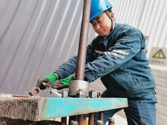 1701064008021038110.jpg 蔚州汽機班長李金良正在檢測新工具的可操作性 - 副本.jpg