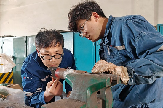 維護(hù)部鍋爐專(zhuān)業(yè)主管正在檢查指導(dǎo)青工閥門(mén)檢修練習(xí)要點(diǎn)。 - 副本.jpg