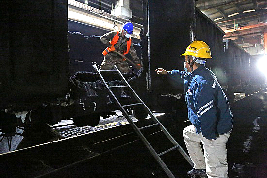 馬頭熱電公司燃料質檢部接卸班邢濤指揮協調卸煤隊人員清卸車廂內的凍煤 - 副本.jpg