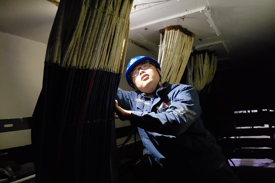 武安熱控人員在電纜夾層檢查穿線孔洞新敷設電纜 - 副本.jpg