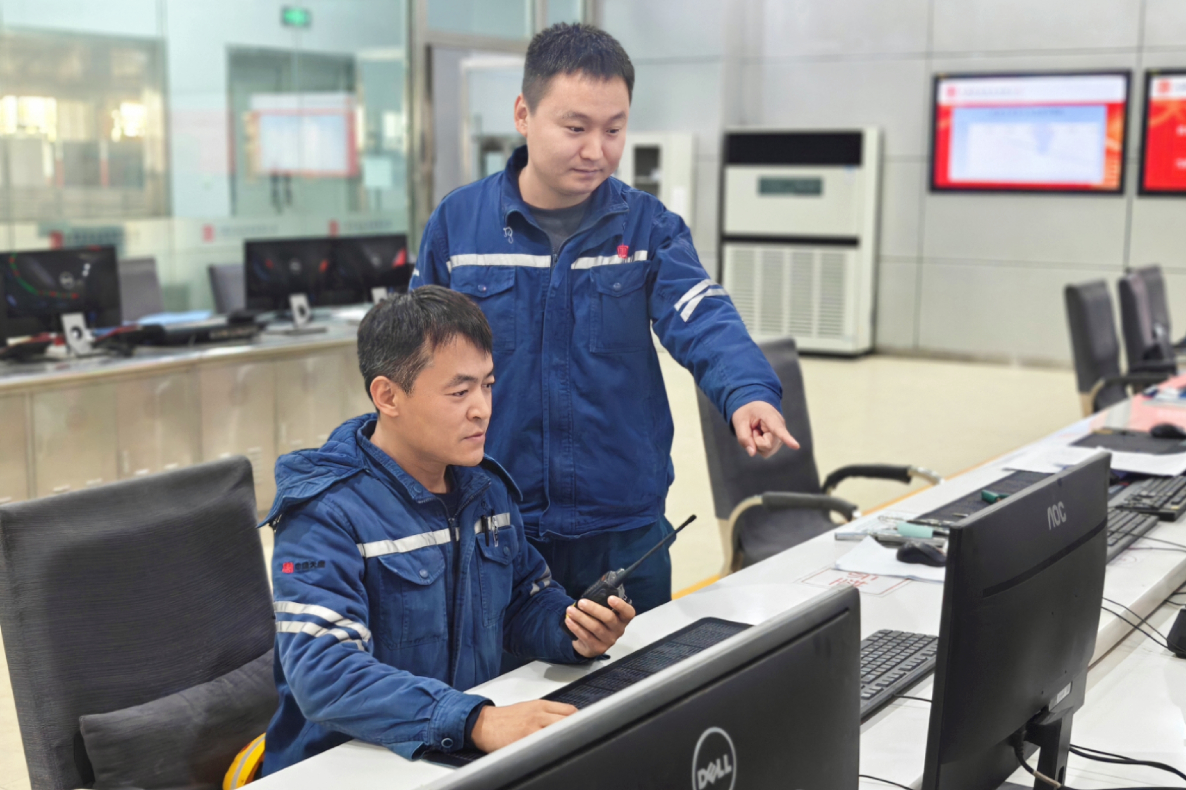 1732606271029047040.jpg 武安發電公司運行值班員密切關注機組運行參數,做好供熱生產準備。.jpg