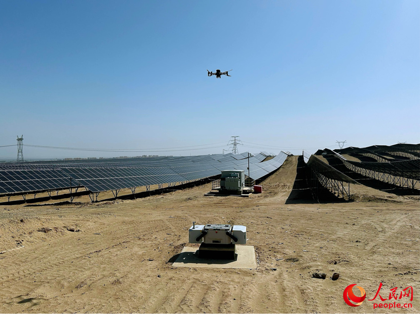 大唐十四師昆玉100萬千瓦光伏基地積極開展數字化、智能化改造,實現智慧運行、智慧運維、智慧安全。圖為無人機巡檢。人民網記者 楊睿攝 大唐十四師昆玉100萬千瓦光伏基地積極開展數字化、智能化改造,實現智慧運行、智慧運維、智慧安全。圖為無人機巡檢。人民網記者 楊睿攝