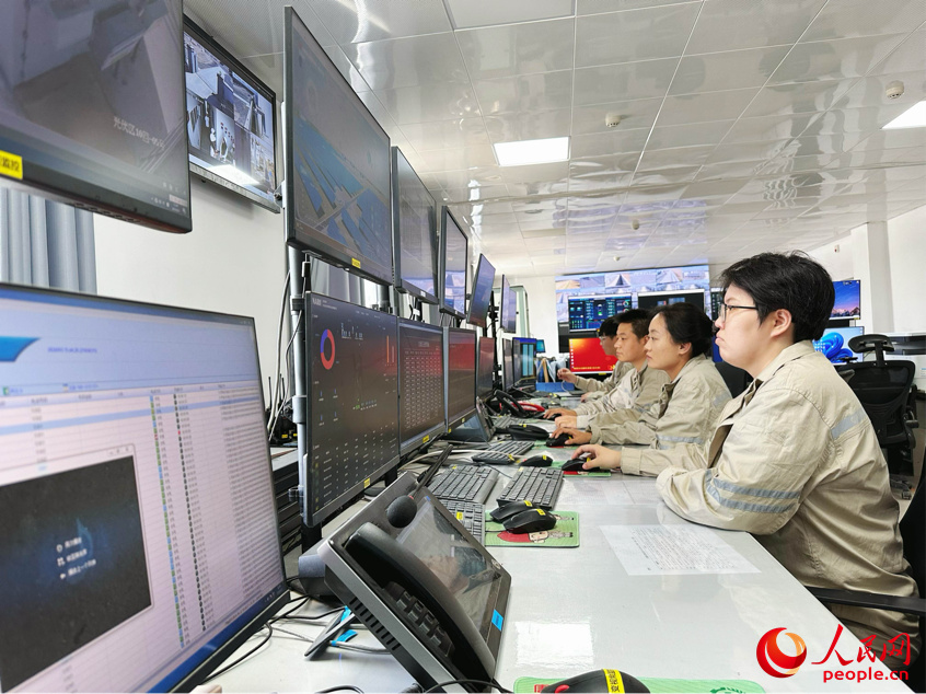 大唐昆玉光伏電站運維人員正在工作。人民網記者 楊睿攝 大唐昆玉光伏電站運維人員正在工作。人民網記者 楊睿攝