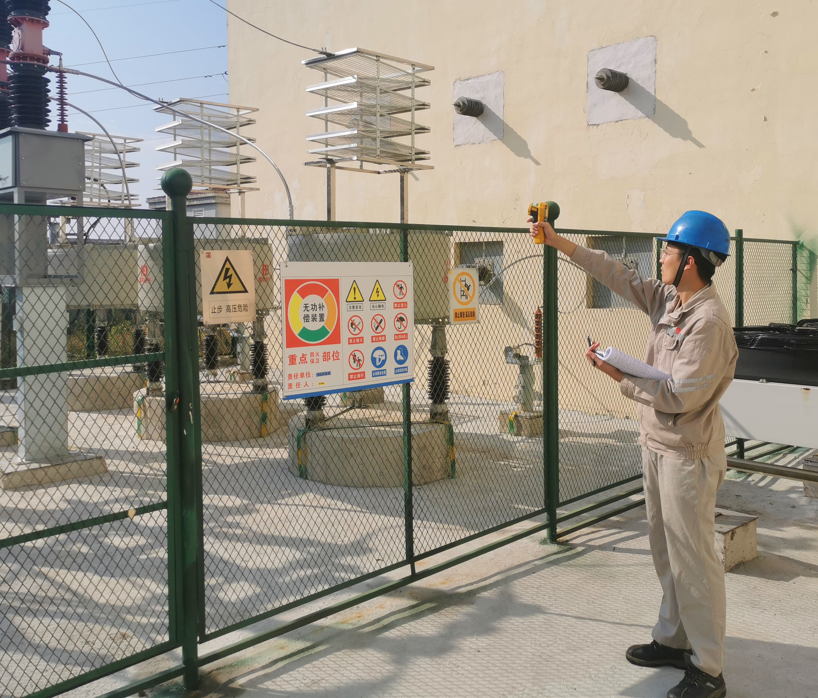 對站內無功補償設備巡視檢查--拍攝者董學川..jpg