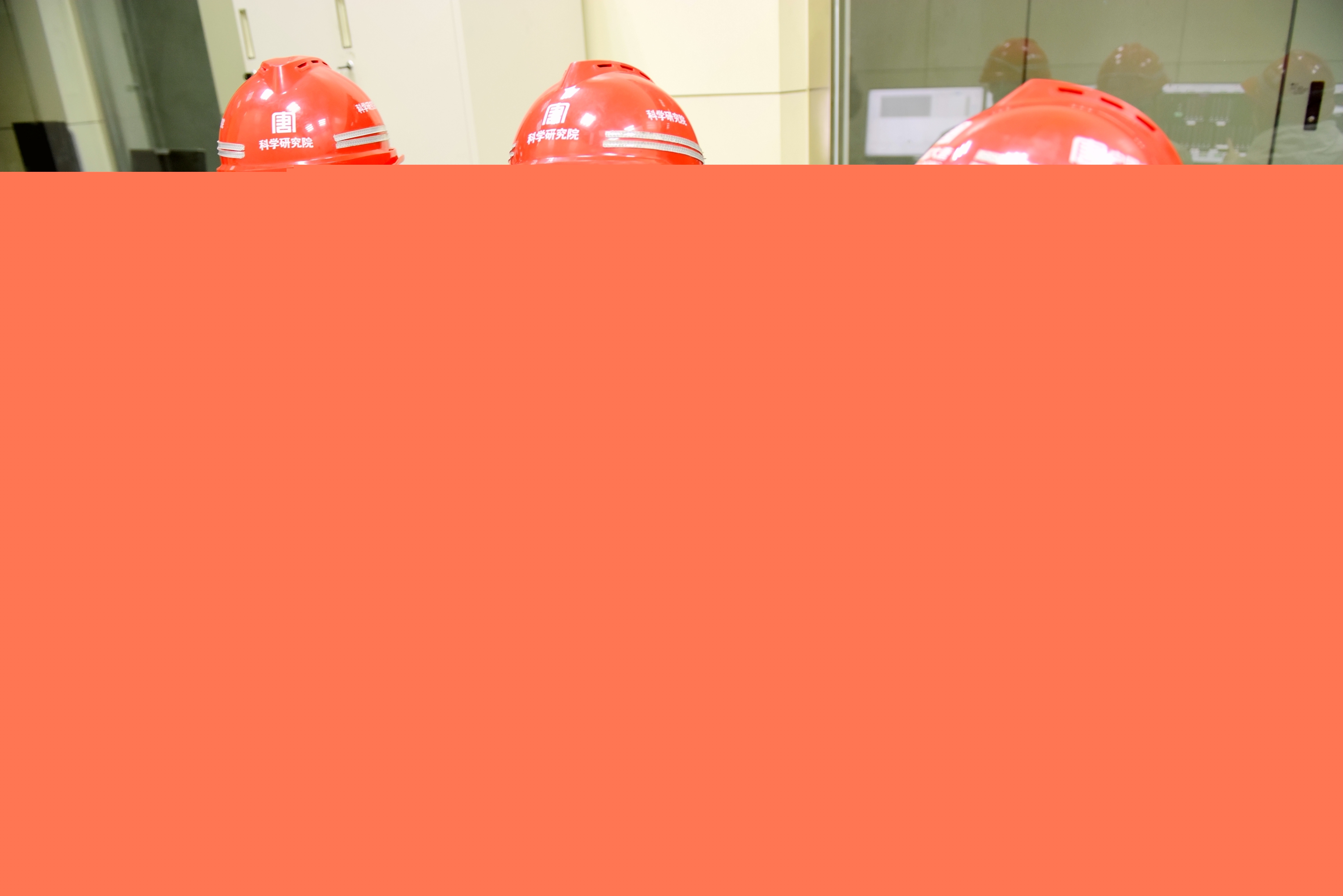 1668066384089023029.jpg 張曉航、周小朋、郭楚珊在寶雞熱電廠對2號機(jī)組DCS升級改造后的邏輯進(jìn)行優(yōu)化.jpg