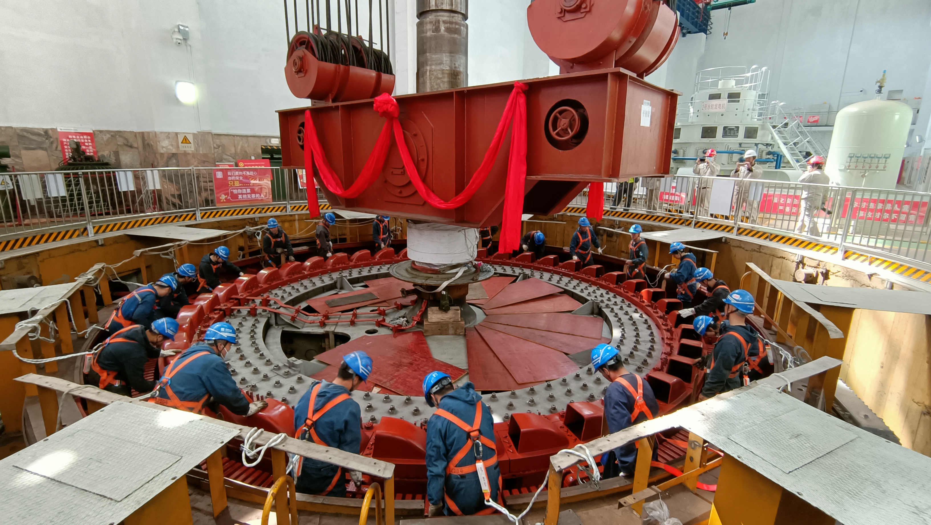 1681719641879096748.jpg 碧口水電廠發(fā)電機(jī)轉(zhuǎn)子回裝現(xiàn)場(chǎng)(劉小娟攝).jpg