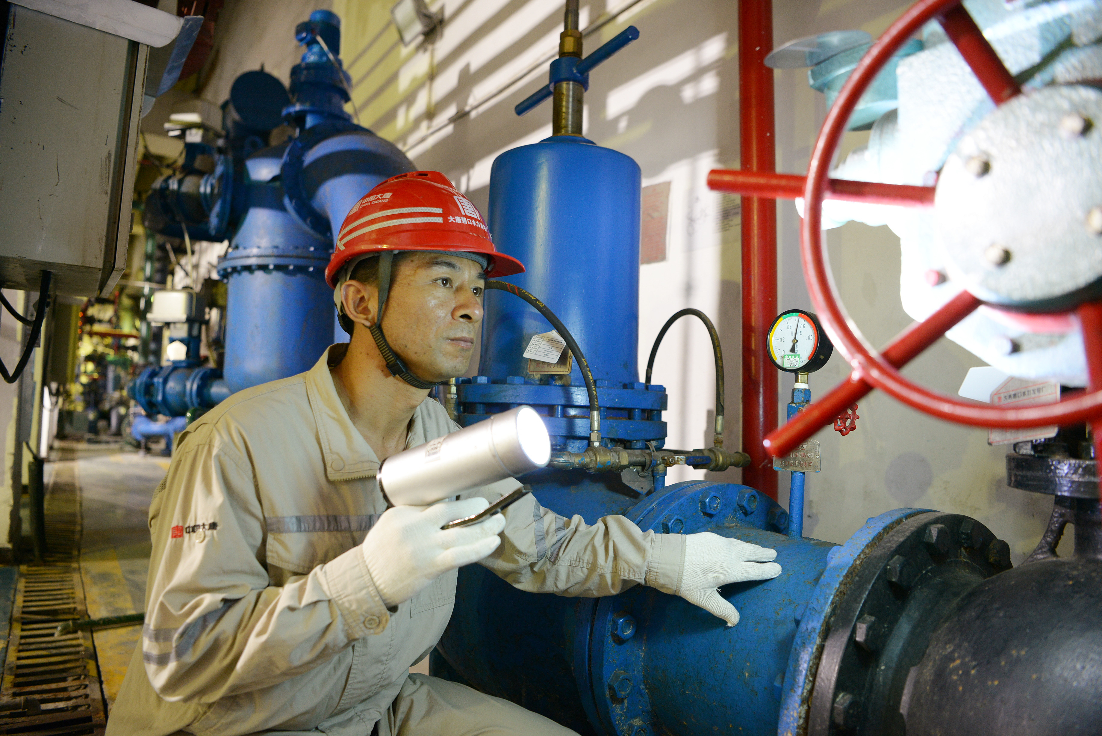 1688623170746098415.jpg 石雞水電站站長梁波工作照.jpg