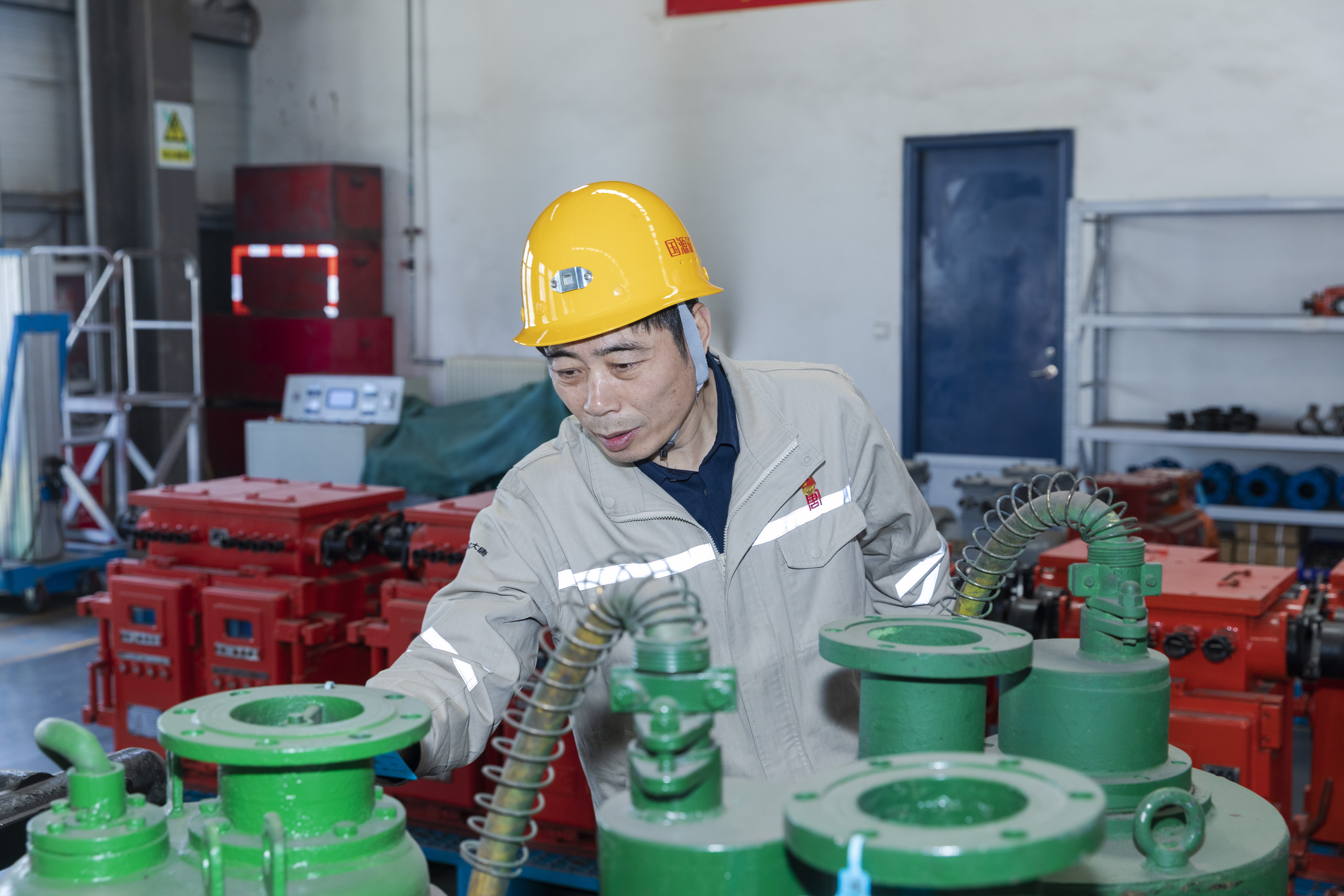 1717048223655061313.jpg 于進(jìn)在龍王溝煤礦機(jī)修廠檢查潛水泵運(yùn)維保養(yǎng)情況.jpg