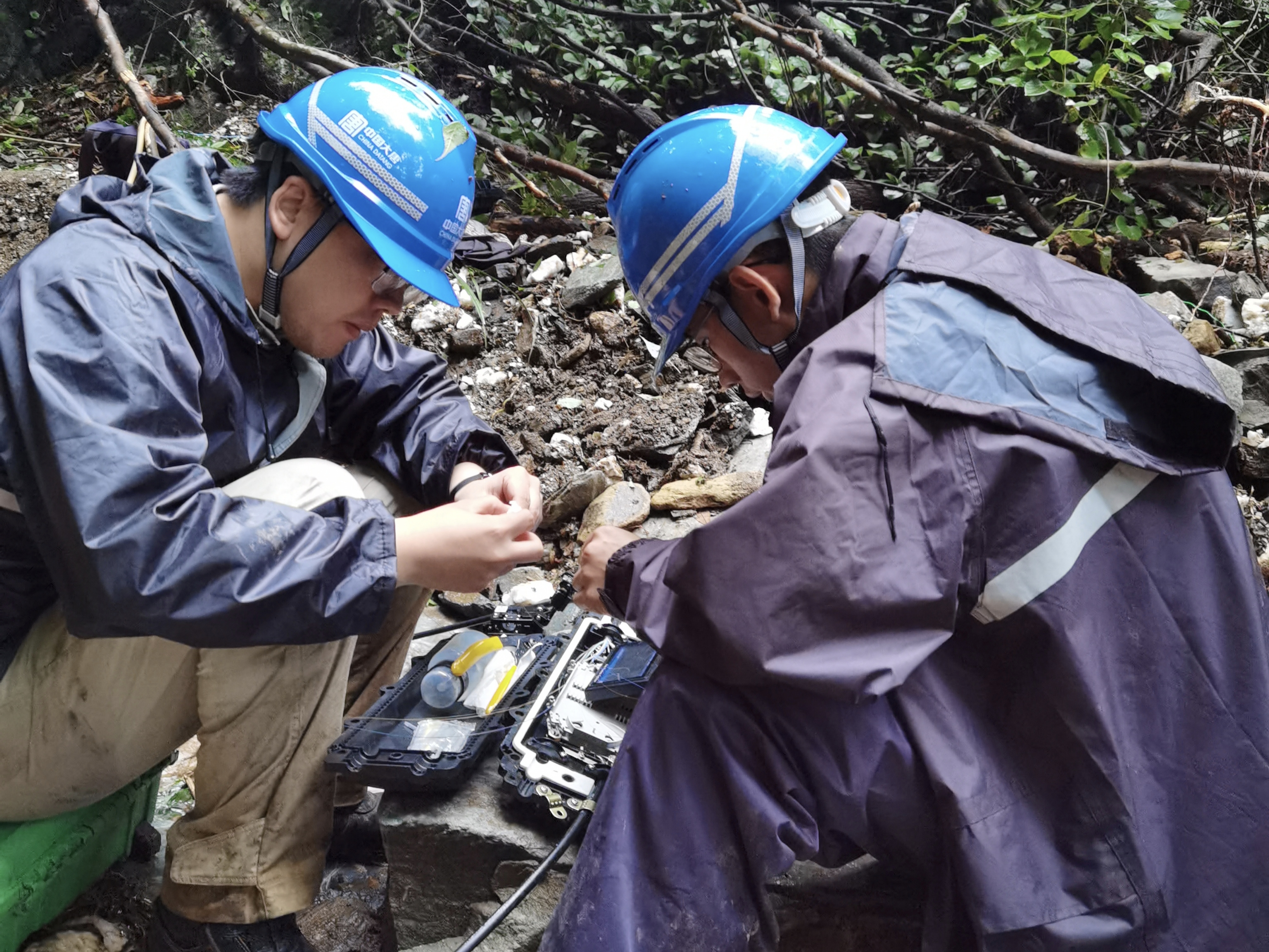 1720744310564010002.jpg 搶險小組在進行熔纖操作恢復斷點.jpg