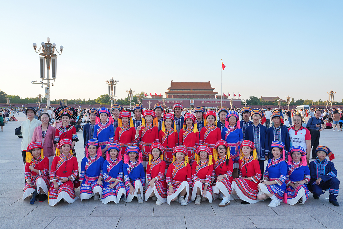 1723449014965084698.jpg 圖1學生在天安門觀看降旗儀式a.jpg