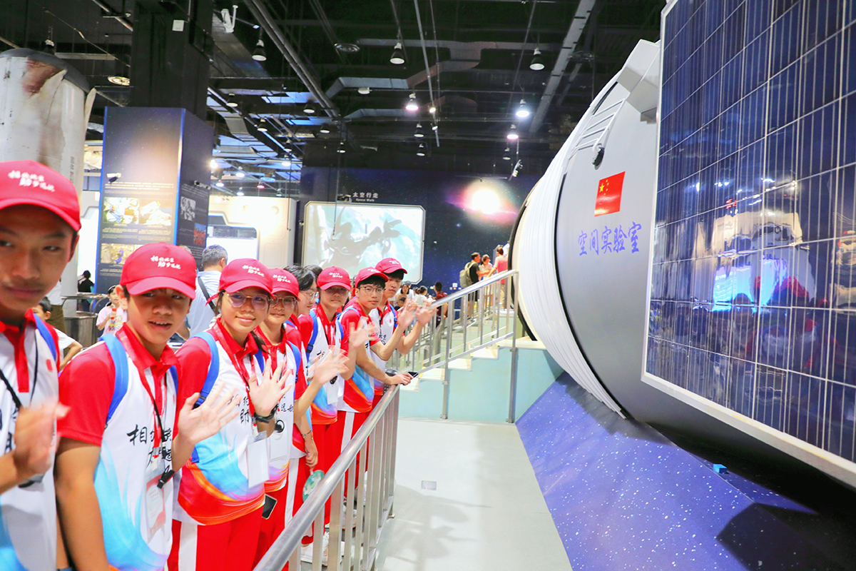 1723450367103080528.jpg 學生在中國科學技術館參觀學習a.jpg